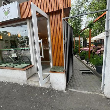 House Of Tourists Garden And More Bucarest Exterior foto