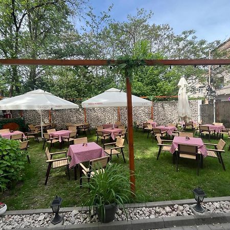 House Of Tourists Garden And More Bucarest Exterior foto